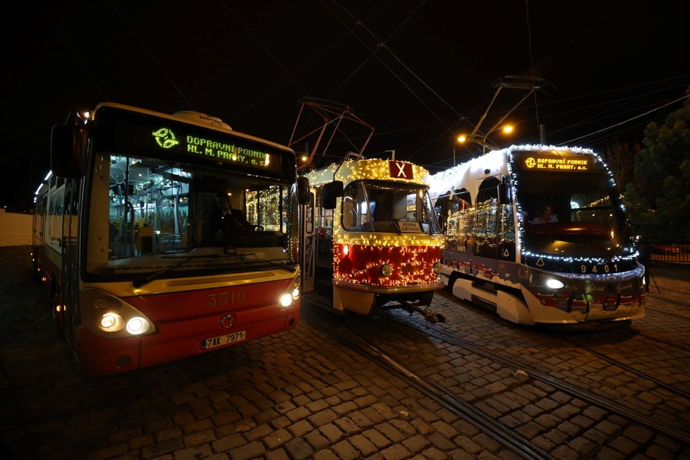  Vánoční flotila vozů MHD vyrazila do ulic Prahy. (27. listopadu 2021)