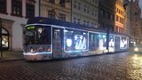 V Plzni vyjíždí vánoční tramvaj: Dětem i dospělým vykouzlí na tváři úsměv