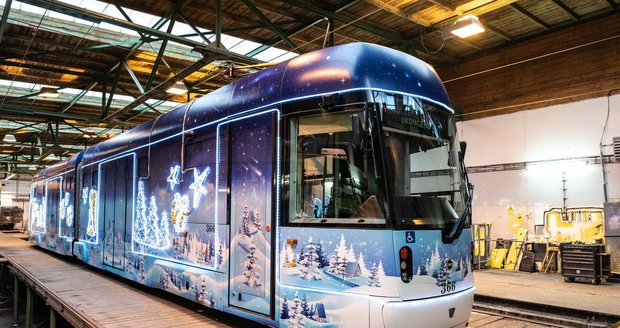 Takhle vánočně vyzdobená tramvaj Vario LF2/2 IN bude v Plzni vozit cestující.