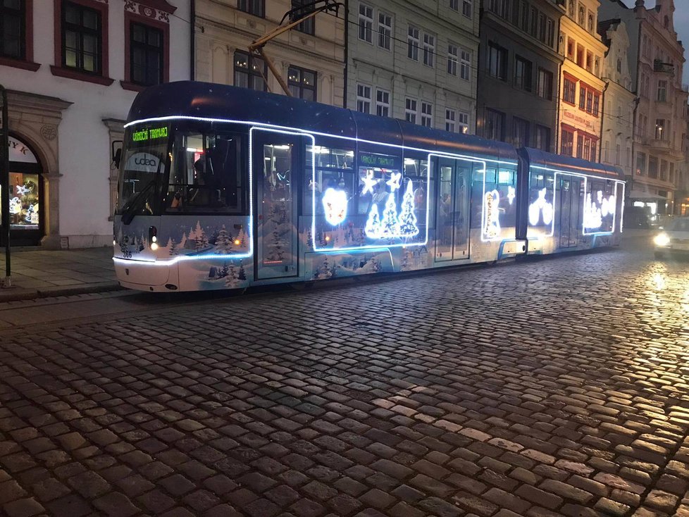 Plzeňská vánoční tramvaj.