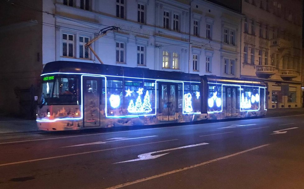 Plzeňská vánoční tramvaj.