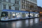 Letošní Vánoční tramvaj v Plzni už brází ulice.