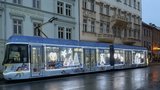 Vánoční tramvaj už jezdí v Plzni: Zdobí ji dva tisíce světélek