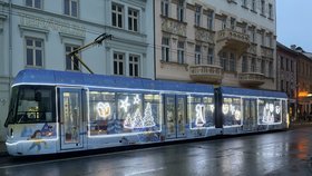 Letošní Vánoční tramvaj v Plzni už brází ulice.