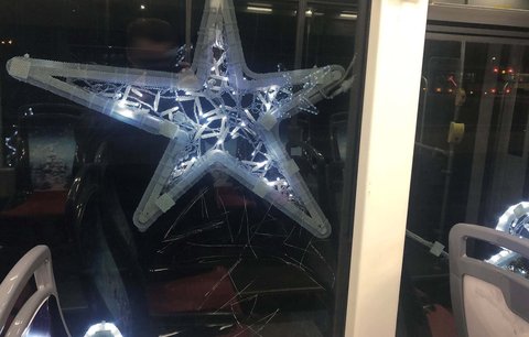 Vandal v Plzni poškodil vánoční tramvaj: Podrápal zevnitř sklo, lidé se s ní nesvezou