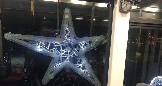 Vandal poškodil v Plzni vánoční tramvaj.