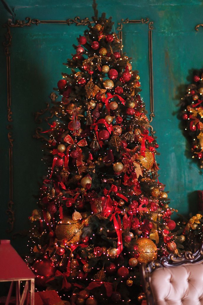 Červeno-zlatý vánoční stromek plný trendy mašlí? Ano, prosím!