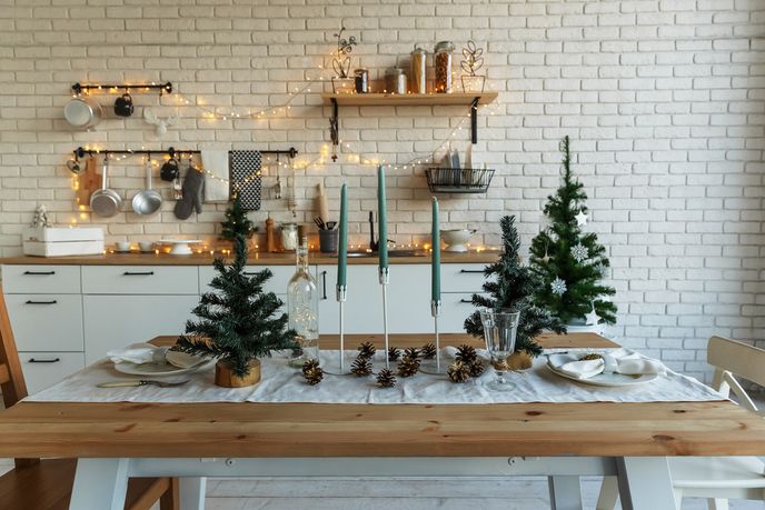 I takto může vypadat minimalistická vánoční výzdoba – přírodní prvky a krémové barvy.