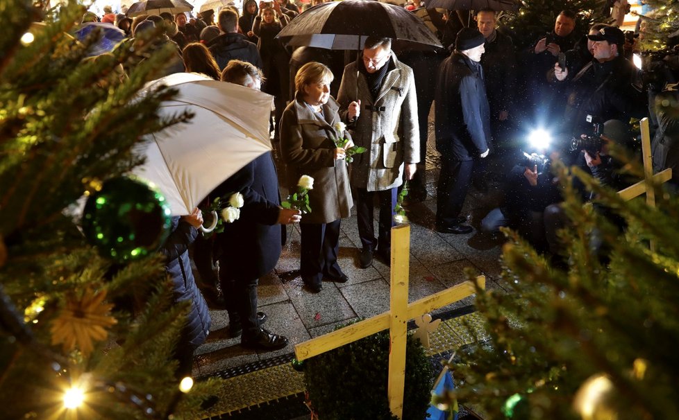 Merkelová se na vánočním trhu v západní části berlínského centra zdržela asi půl hodiny.