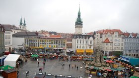 Na vánočních trzích v Brně si mohli koupit bez problémů alkohol i nezletilci.