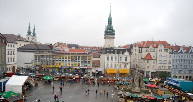 Na vánočních trzích v Brně si mohli koupit bez problémů alkohol i nezletilci.