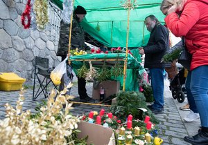 První adventní víkend vzali Pražané vánoční trhy útokem. Takto to vypadalo poslední listopadovou sobotu na náplavce. (26. listopad)