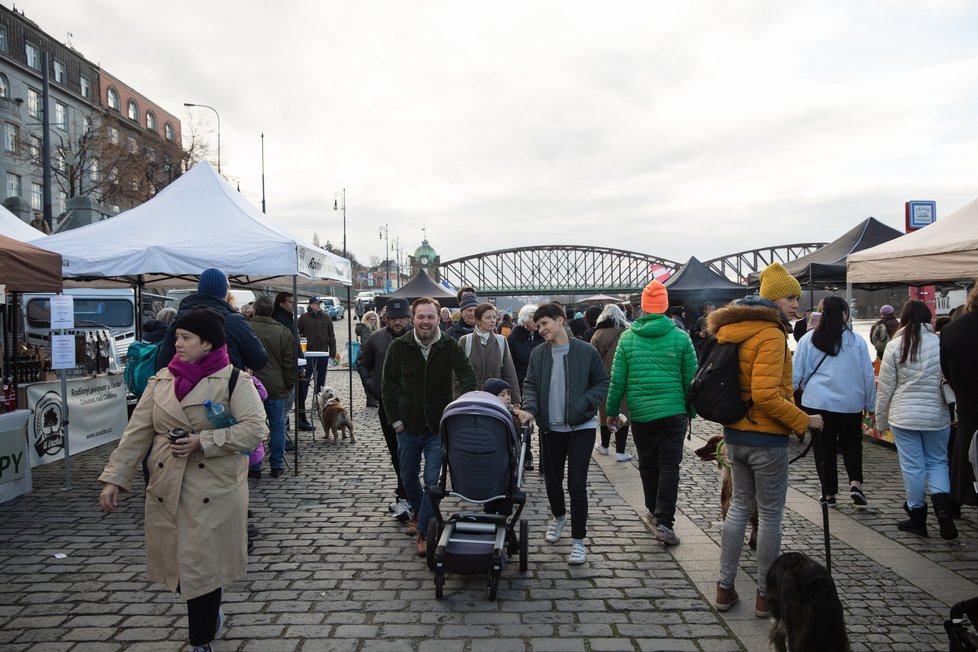 První adventní víkend vzali Pražané vánoční trhy útokem. Takto to vypadalo poslední listopadovou sobotu na náplavce. (26. listopad)