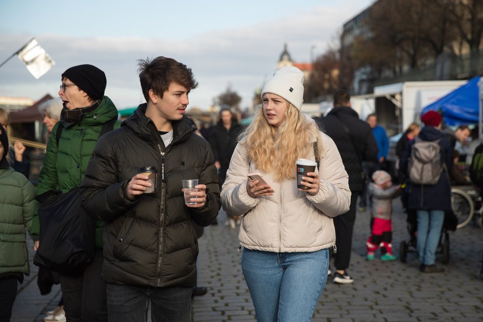 První adventní víkend vzali Pražané vánoční trhy útokem. Takto to vypadalo poslední listopadovou sobotu na náplavce. (26. listopad)