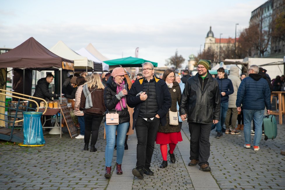 První adventní víkend vzali Pražané vánoční trhy útokem. Takto to vypadalo poslední listopadovou sobotu na náplavce. (26. listopad)