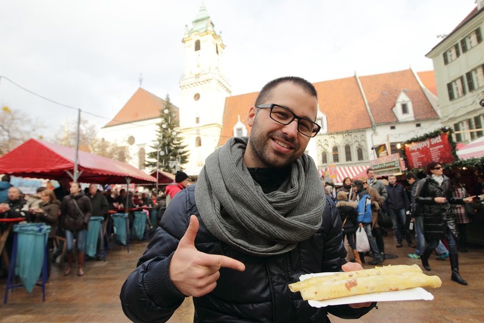 Redaktor Roman Wesserle na bratislavských vánočních trzích