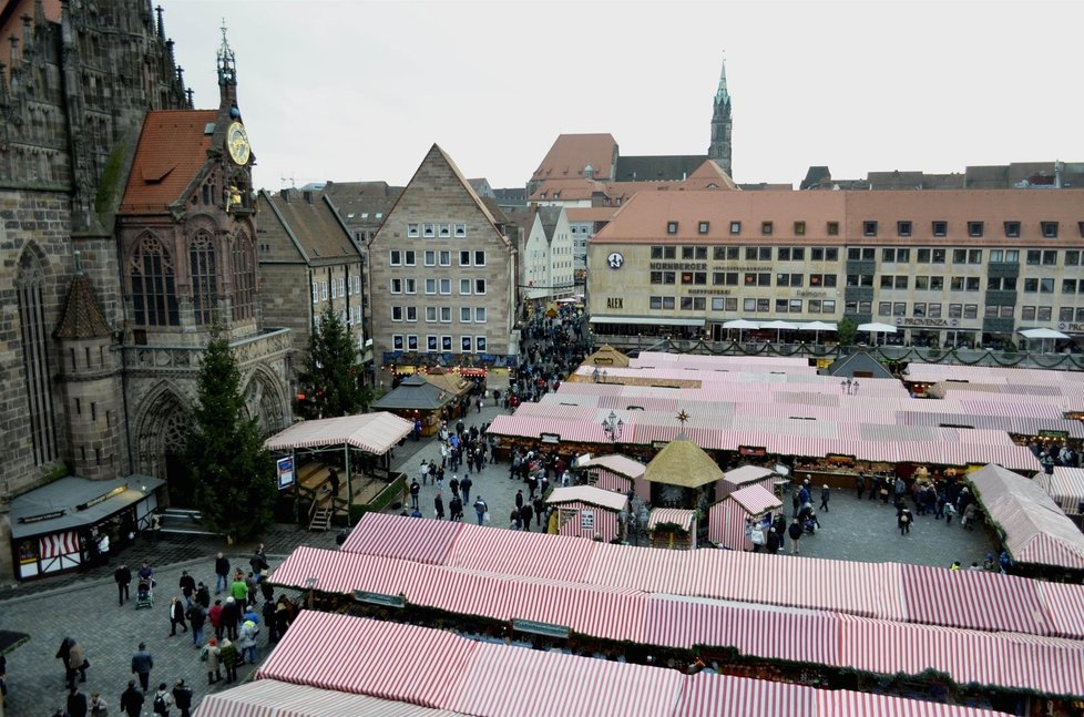 Pohled z výšky na historické náměstí Hauptmarkt v Norinberku, kde se vánoční trhy konají.