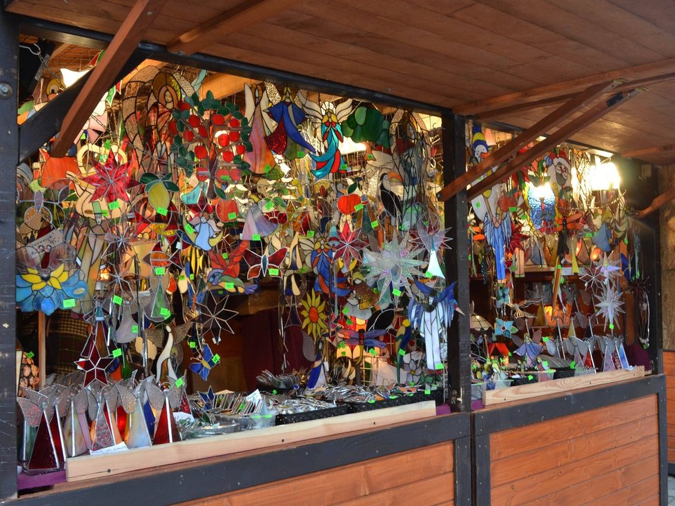 Velký výběr z vitrážní dekorace nabízí wroclawský vánoční trh. Jsou v ceně od 8 až 110 zl (od 54 až 737 Kč)