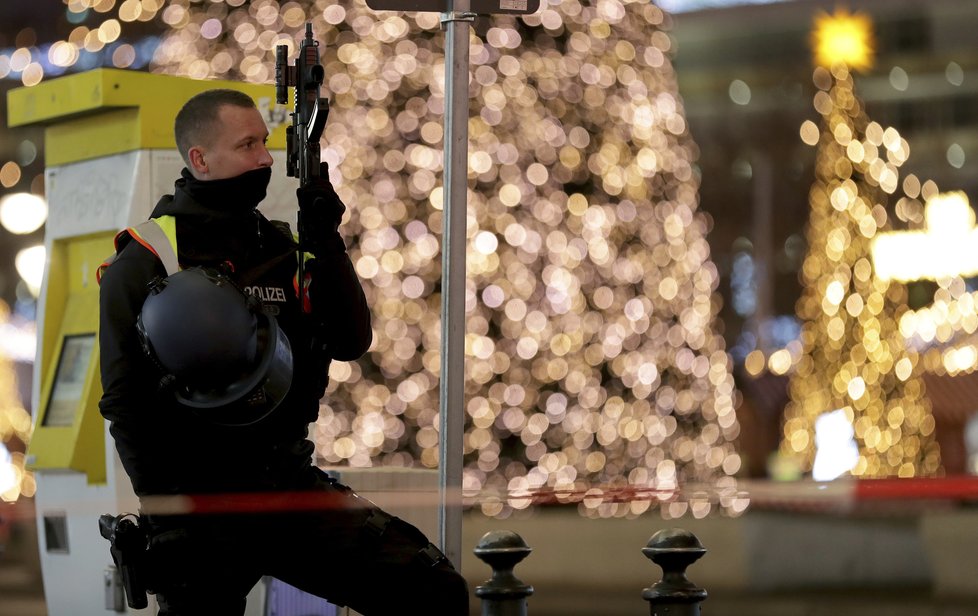 Policie uzavřela vánoční trh v Berlíně kvůli možnému nebezpečnému předmětu. Na stejném trhu v roce 2016 zemřela Češka Naďa (21.12.2019).