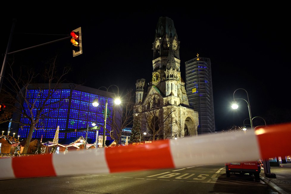 Policie uzavřela vánoční trh v Berlíně kvůli možnému nebezpečnému předmětu. Na stejném trhu v roce 2016 zemřela Češka Naďa (21.12.2019)