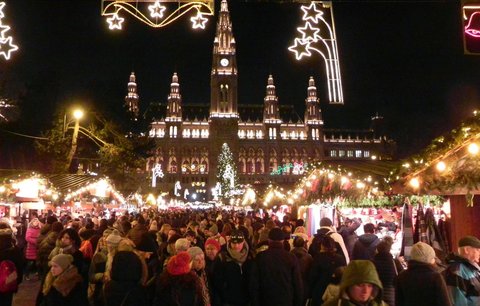 Vánoční trhy ve Vídni se konají už 170 let. Co návštěvníkům nabízejí?