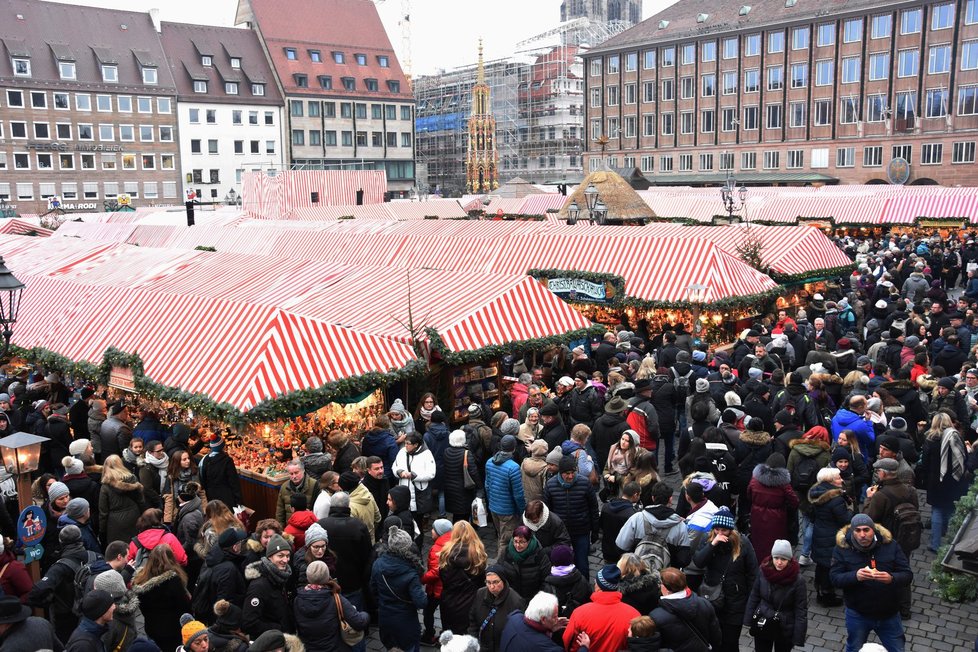 Na vánočních trzích v Norimberku není k hnutí.