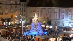 Brno se jako první město v Česku ponořilo v pátek do vánoční atmosféry. Slavnostní zahájení si na Zelném trhu a náměstí Svobody nenechaly ujít tisíce nedočkavců.