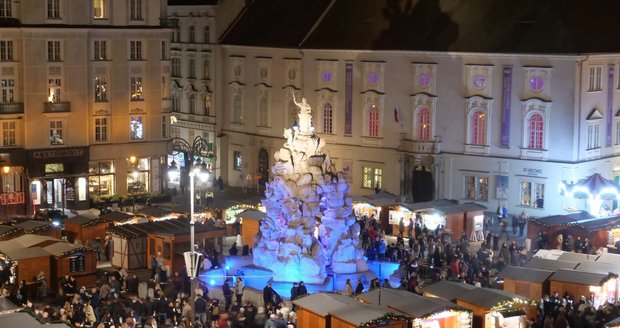 Brno se jako první město v Česku ponořilo v pátek do vánoční atmosféry. Slavnostní zahájení si na Zelném trhu a náměstí Svobody nenechaly ujít tisíce nedočkavců.