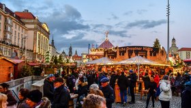 Tvrdá opatření v EU: Drážďany zrušily slavný vánoční trh. A školáci v Polsku doma do Vánoc