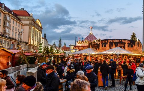 Tvrdá opatření v EU: Drážďany zrušily slavný vánoční trh. A školáci v Polsku doma do Vánoc