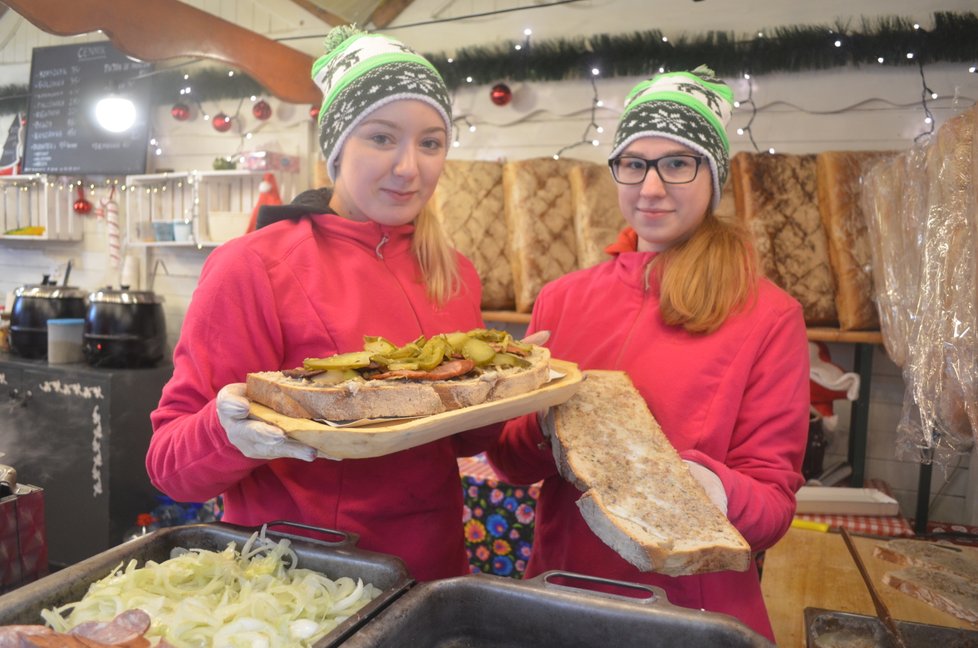Vánoční trhy ve Vratislavi: Pajda je krajíc chleba natřený škvarkovým sádlem, na které se ještě dle chuti může dát cibule, okurka a klobása.