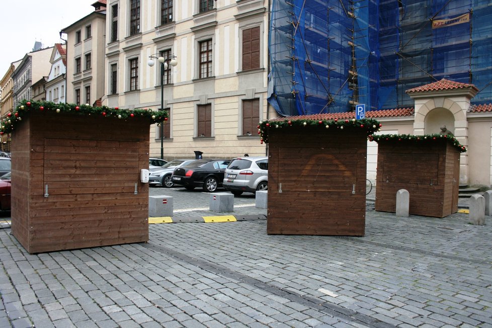 Vánoční trhy se chystaly i na Mariánském náměstí před budovou magistrátu. Své výrobky tu měly prodávat hlavně neziskové organizace. (26. listopadu 2021)