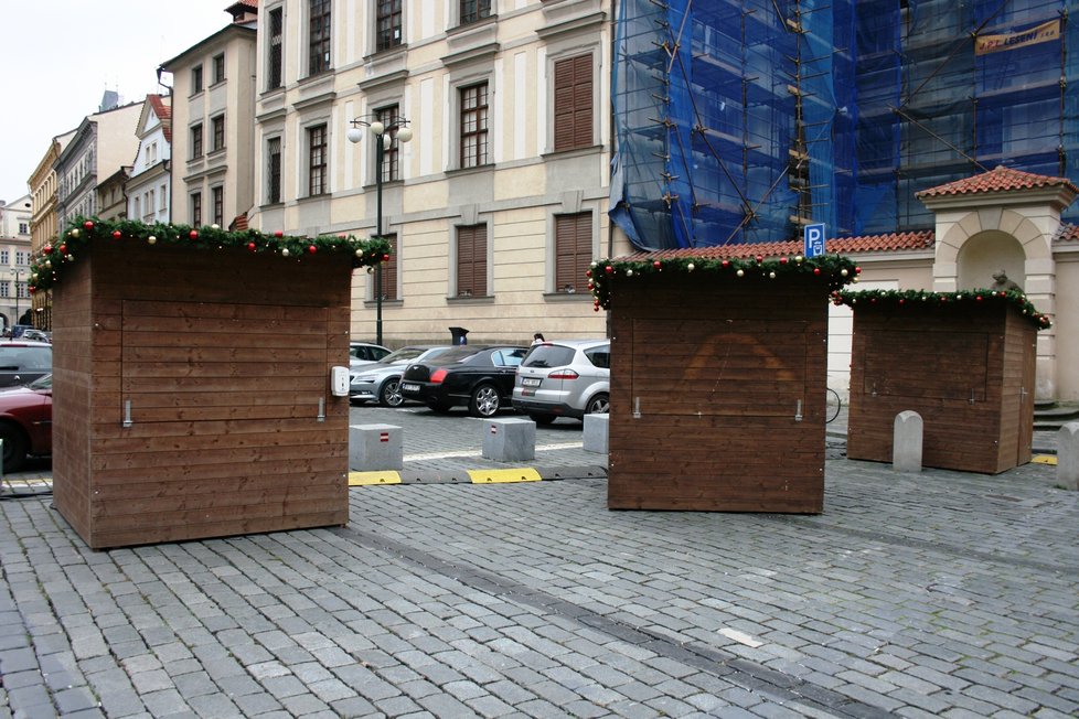 Vánoční trhy se chystaly i na Mariánském náměstí před budovou magistrátu. Své výrobky tu měly prodávat hlavně neziskové organizace (26. listopadu 2021).