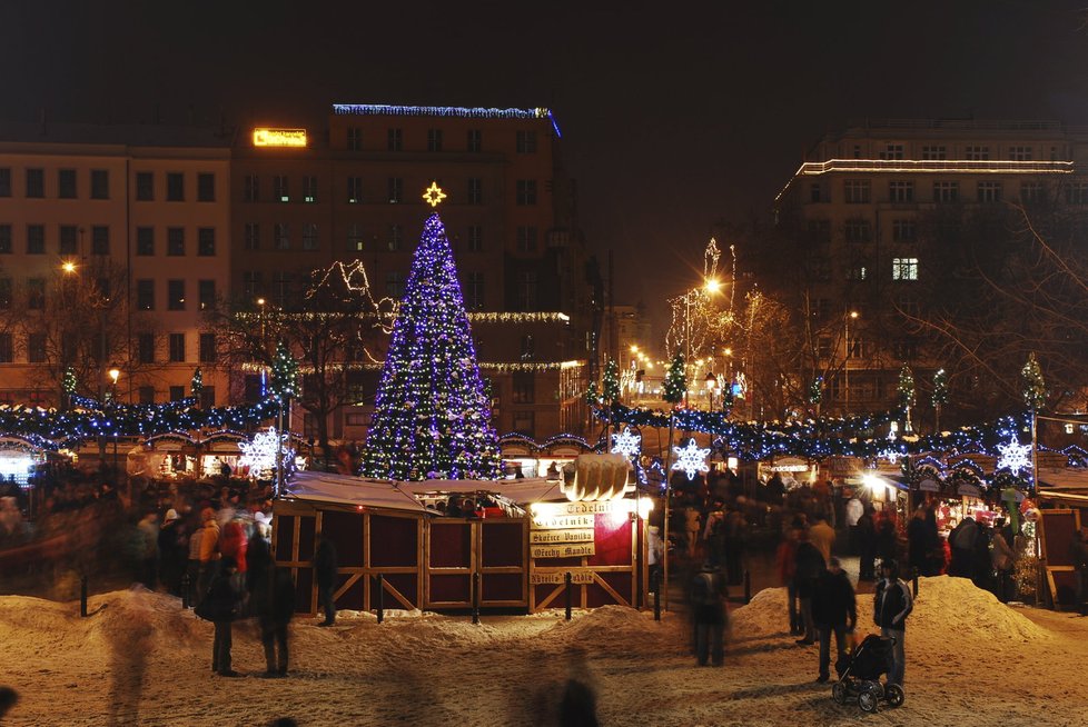 Vánoční trhy na náměstí Míru.