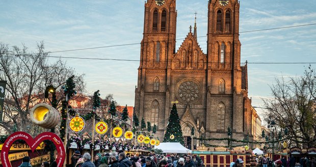 Vánoční trhy na náměstí Míru se konají přímo před kostelem sv. Ludmily. (2022)