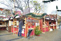 Vánoční trhy na náměstí Míru odstartovaly: Za kolik si letos pochutnáte na trdelníku a svařáku?