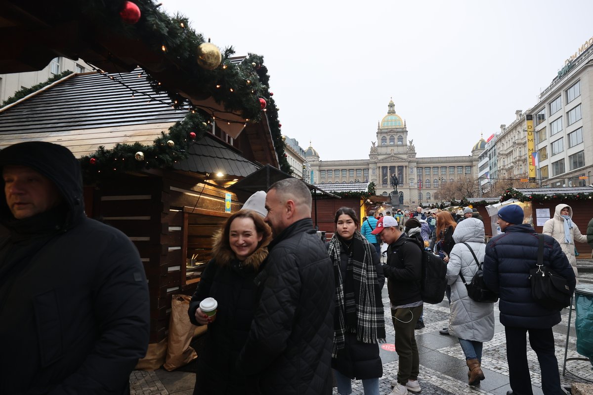 Mezi stánky bylo plno, výzvu u vstupu k dodržování rozestupů a nošení roušek na tržišti většina lidí ignorovala.