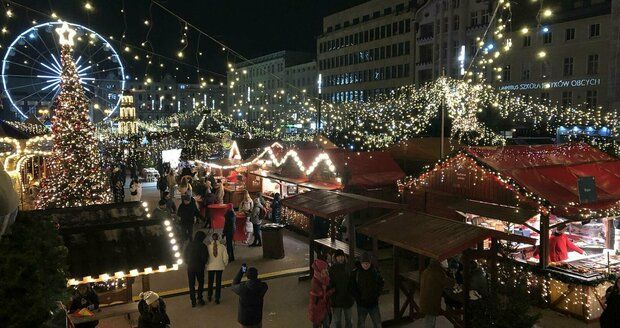 Vánoční trhy v polské Poznani: Bez davů turistů, s levnými klobásami a drahým svařákem