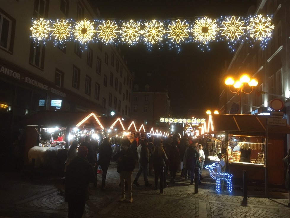 Vánoční trhy v polské Vratislavi fungují v době šíření koronaviru v Evropě bez omezení (27. 11. 2021)