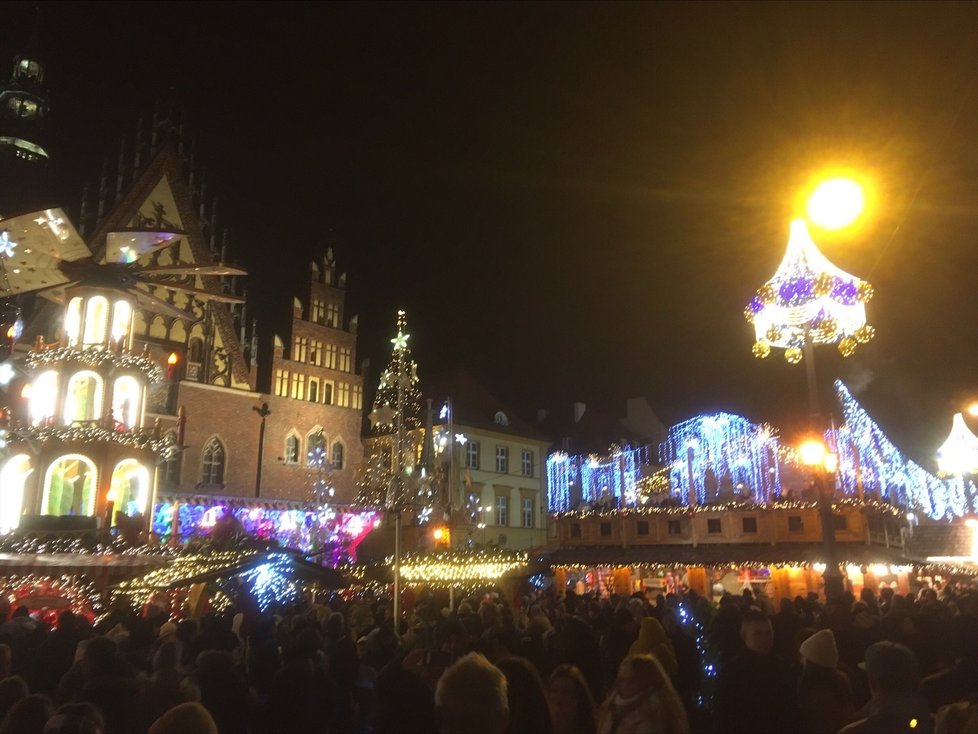 Vánoční trhy v polské Vratislavi fungují v době šíření koronaviru v Evropě bez omezení (27. 11. 2021)