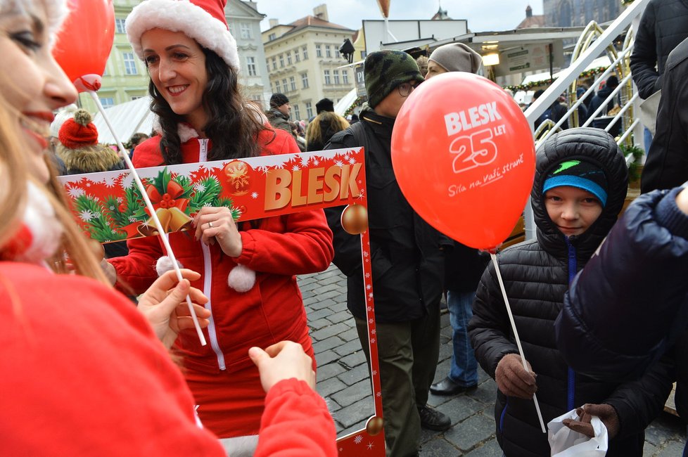 Blesk rozdává dárky o adventních nedělích na Staroměstském náměstí.