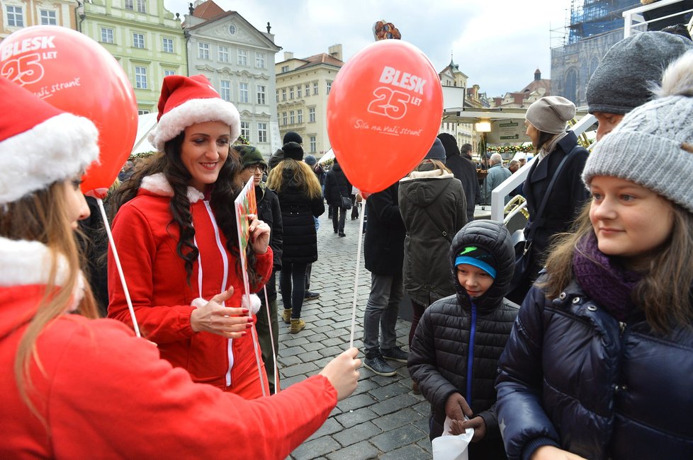 Blesk rozdává dárky o adventních nedělích na Staroměstském náměstí.