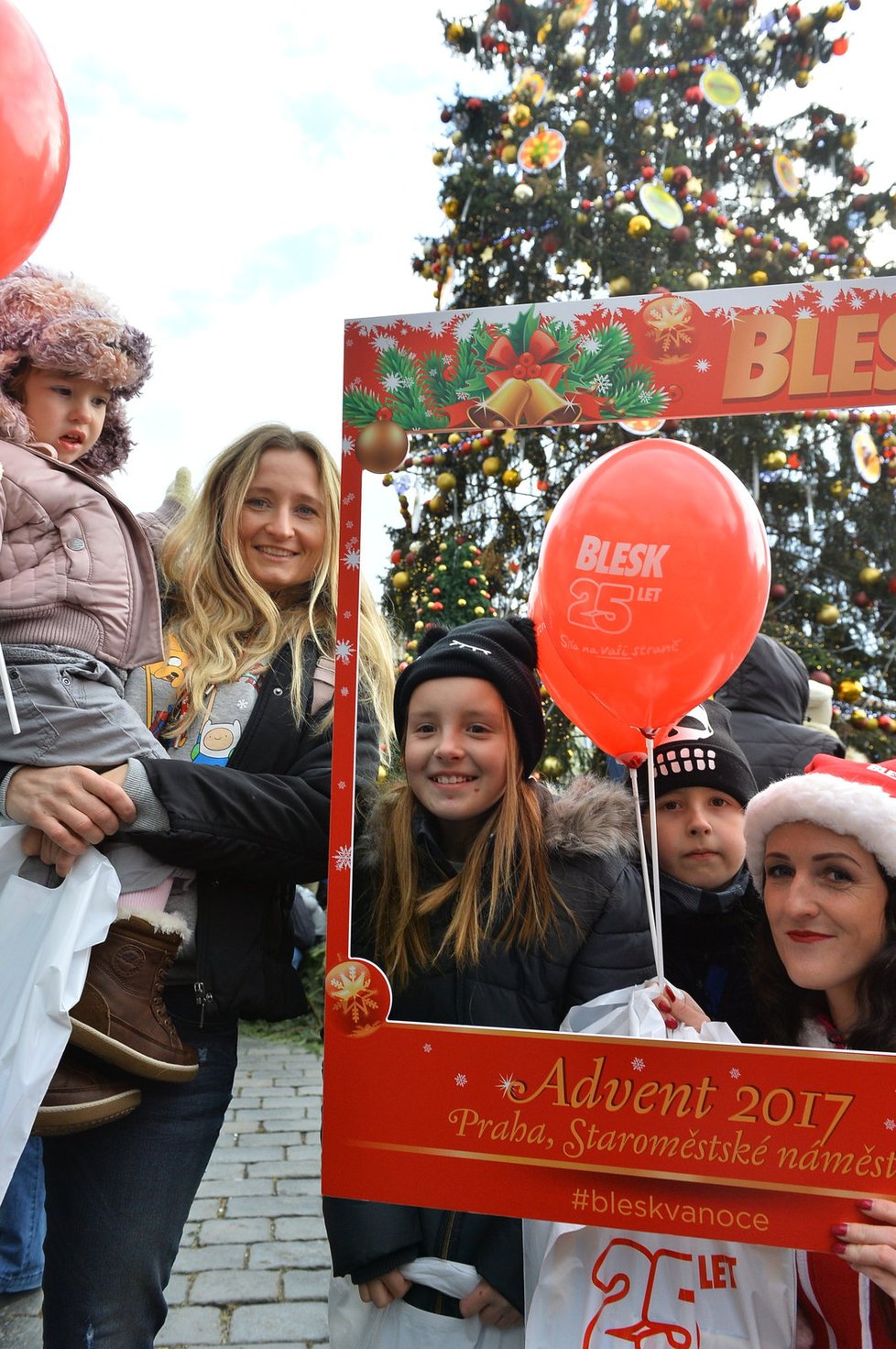 Blesk rozdává dárky o adventních nedělích na Staroměstském náměstí.