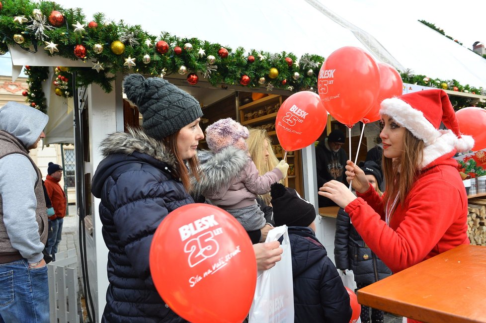 Blesk rozdává dárky o adventních nedělích na Staroměstském náměstí.