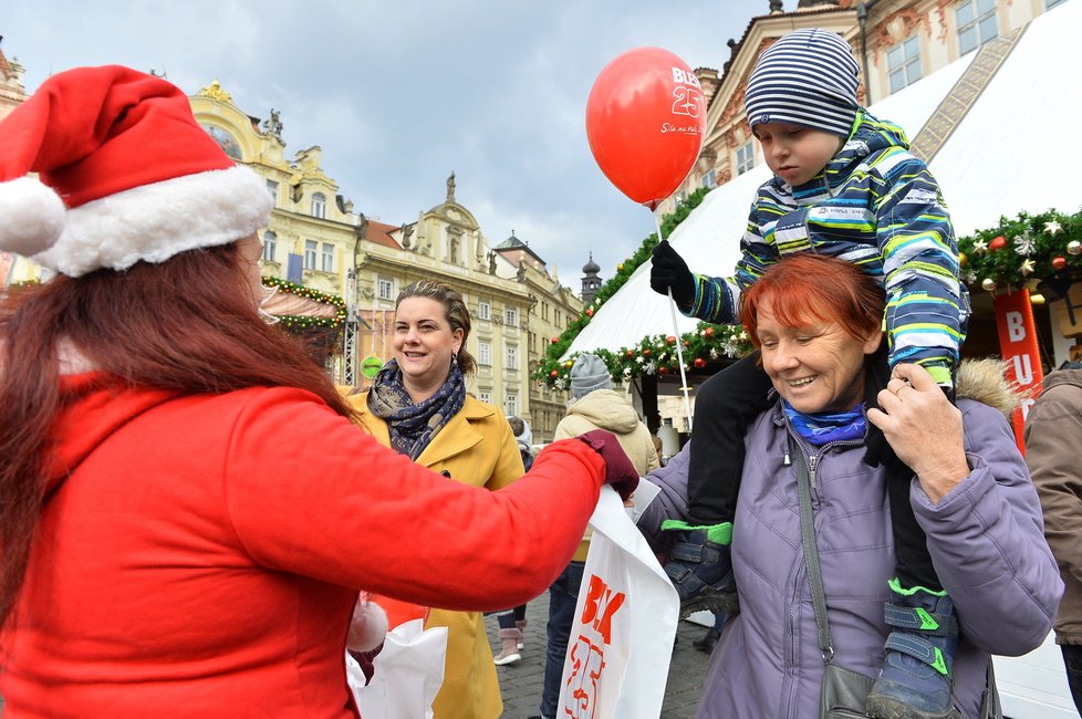 Blesk rozdává dárky o adventních nedělích na Staroměstském náměstí.