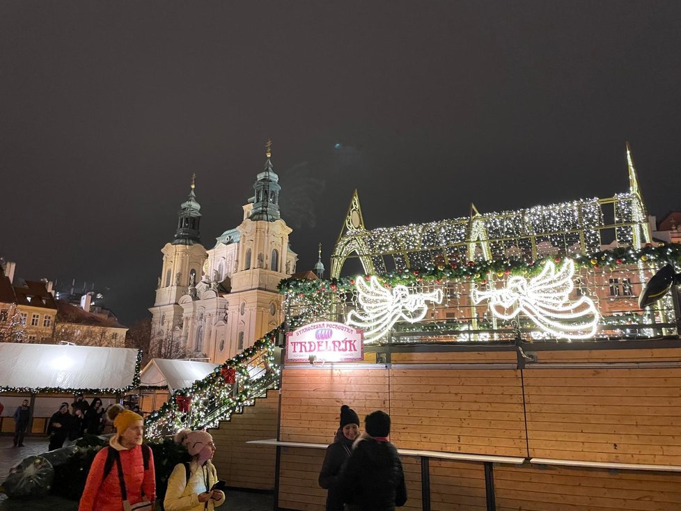 Ze Staromáku mizí stánky i vánoční výzdoba. Organizátoři kritizují vládu.