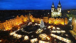 Adventní trhy v Praze startují. Poradíme, kam zajít za vánoční atmosférou a mimopražským, kde zaparkovat
