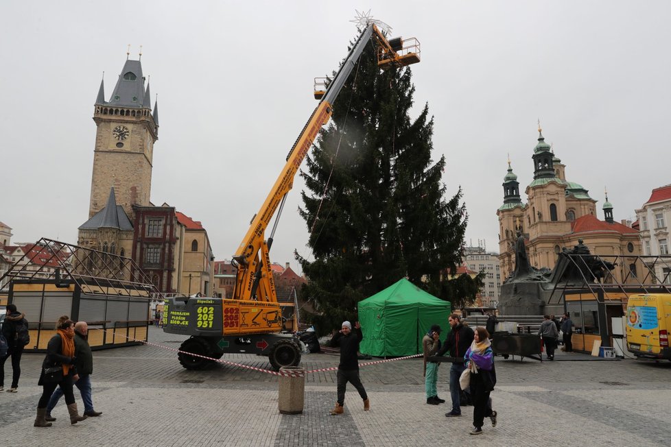 Zdobení vánočního stromu na Staroměstském náměstí v Praze bylo zahájeno 26. listopadu 2019.