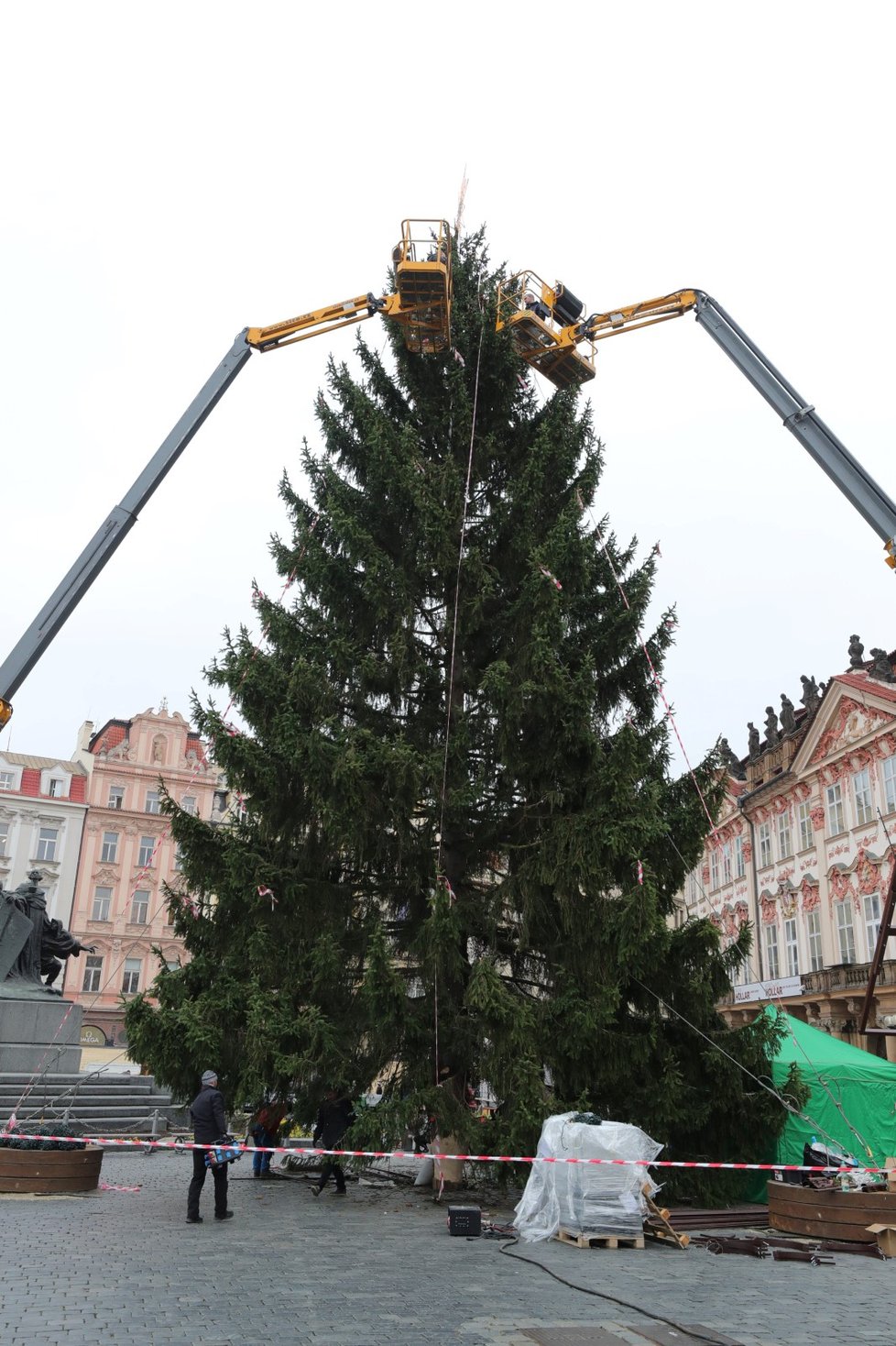 Zdobení vánočního stromu na Staroměstském náměstí v Praze bylo zahájeno 26. listopadu 2019.