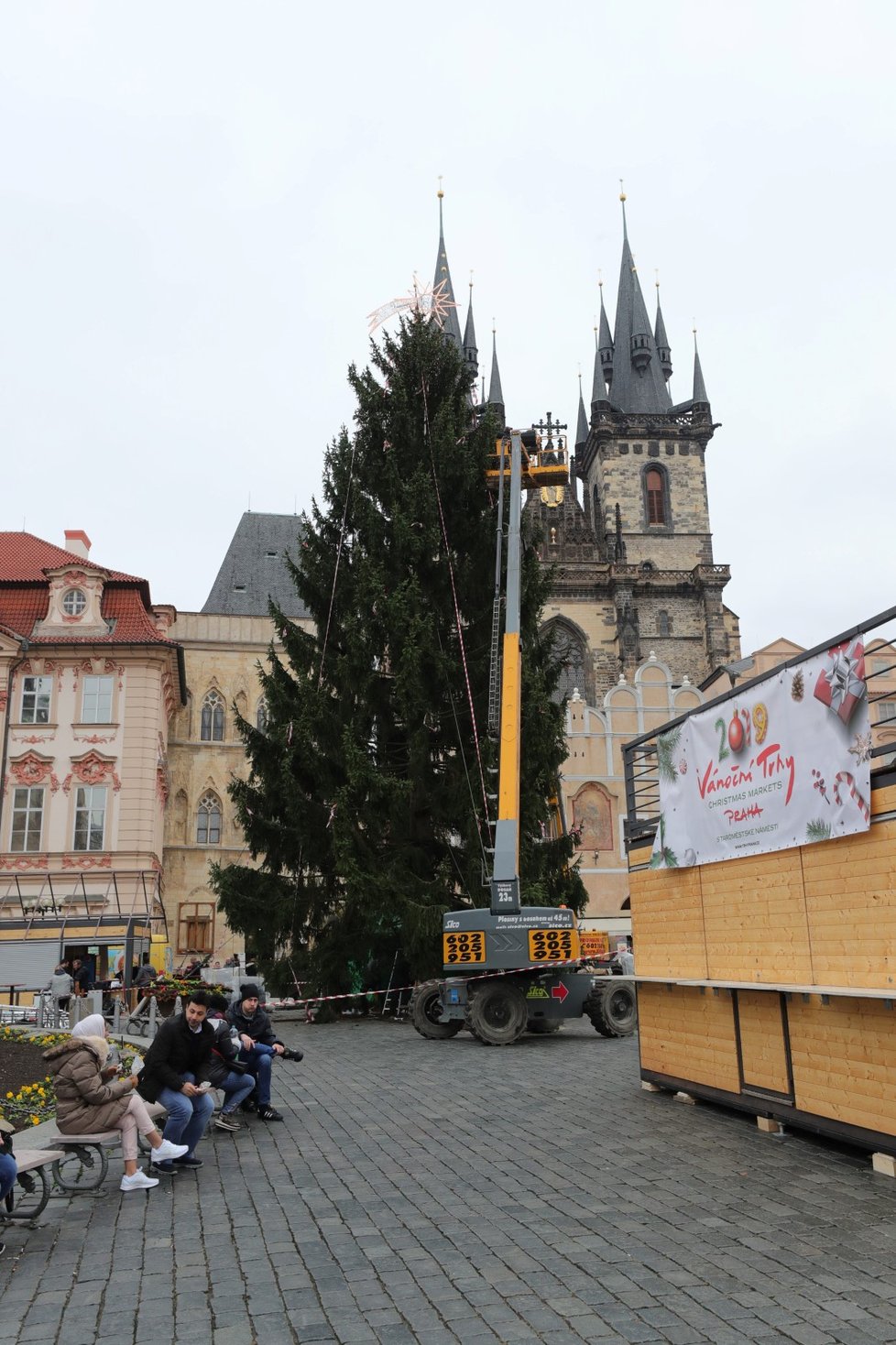 Zdobení vánočního stromu na Staroměstském náměstí v Praze bylo zahájeno 26. listopadu 2019.